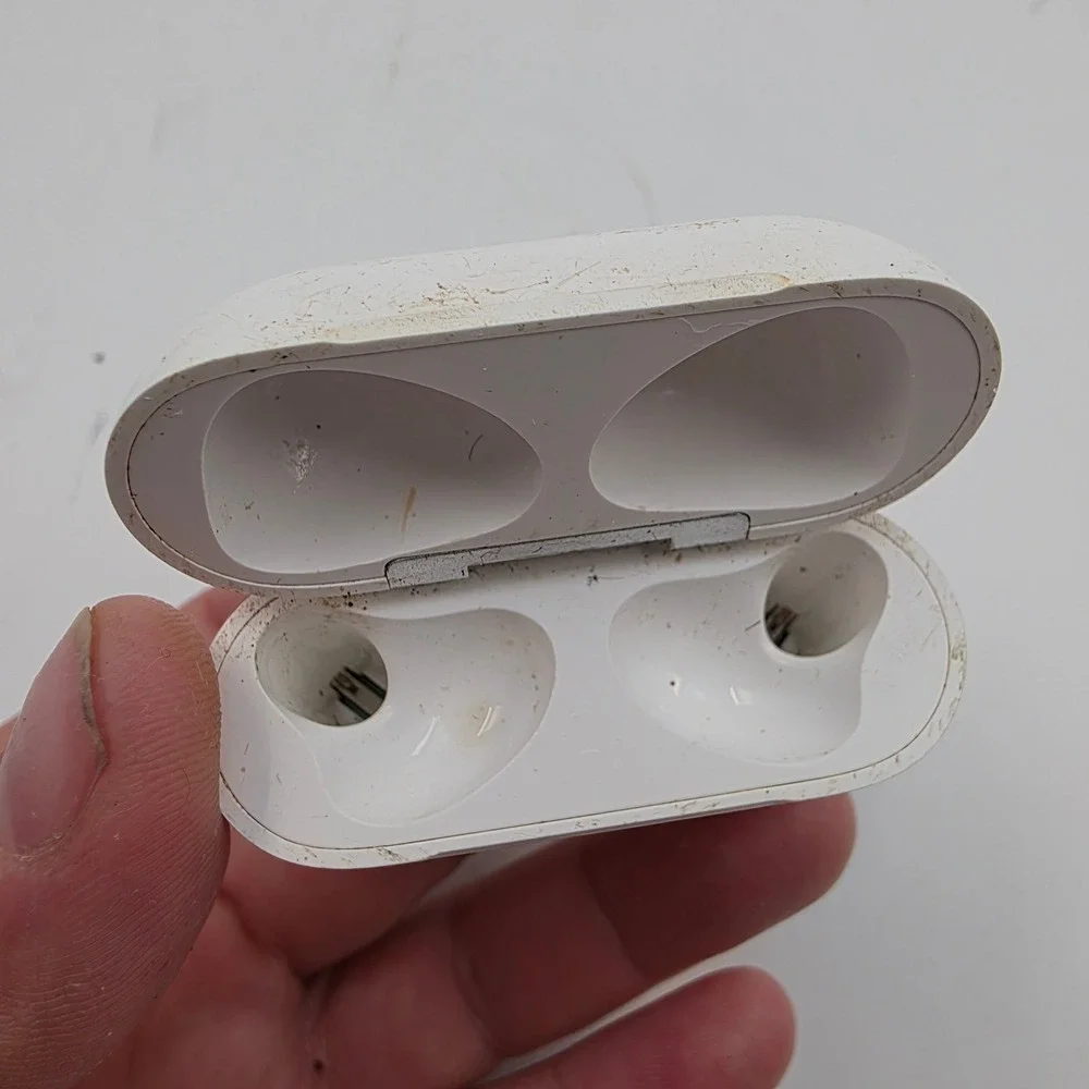 Apple AirPods 3rd Generation MagSafe Charging Case White‎ A2566 GX4ZJ6SNLKKT L3